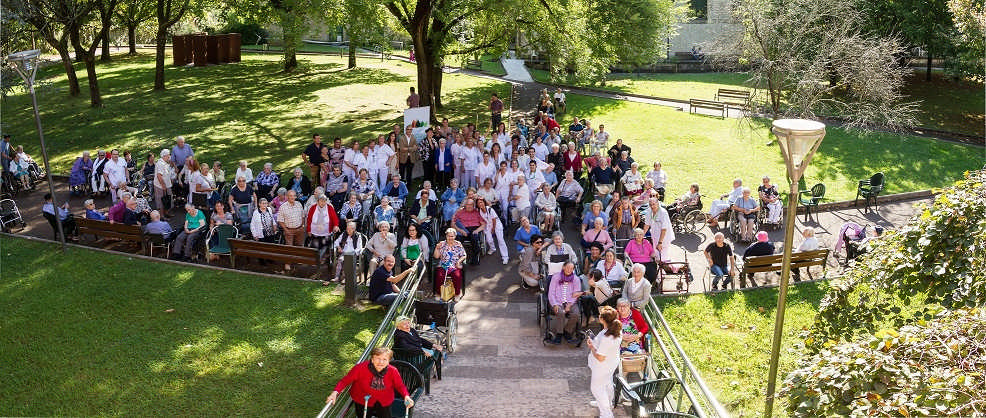 empleados y residentes de Zorroaga Fundazioa posan en el jardín